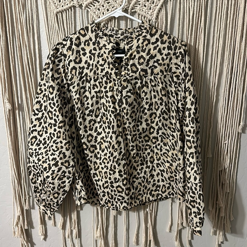 Button-front ruffleneck popover in leopard print